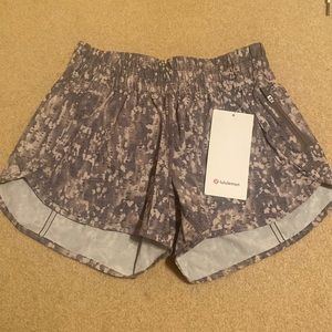 Lululemon Tracker Short GTWO Size 6 NWT